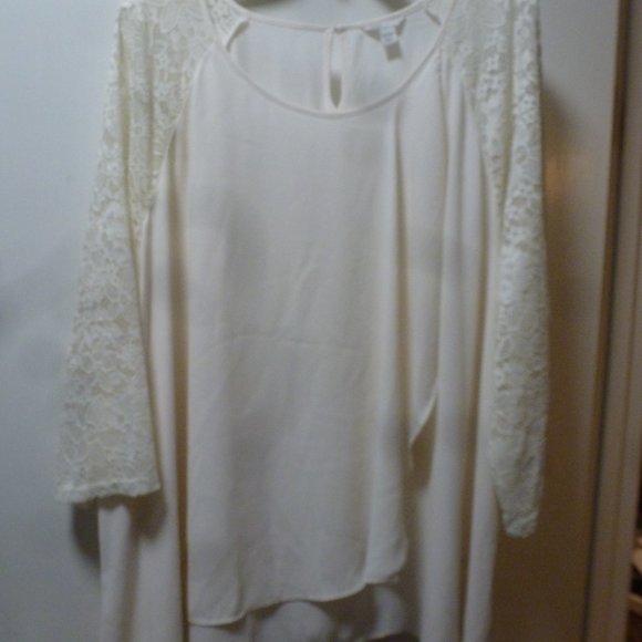 Cato 26/28 White Double layered draped front 3/4 Sleeve Top w/ Lace sleeves - Picture 2 of 12